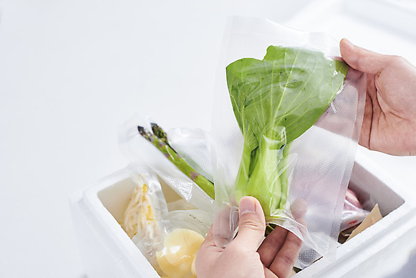 포토 JPG 손 남자 음식 식재료 모바일 실내 한명 들기 사람 20대 성인 옆모습 신체부위 주방 한국인 확인 아스파라거스 청경채 온라인쇼핑 모바일쇼핑 성인남자한명만 새벽배송 밀키트 국내포토 1 뷰포인트 채소 모션 동양인 청년 내부 쇼핑 배송 온라인 남자한명만 성인남자만 파일형식