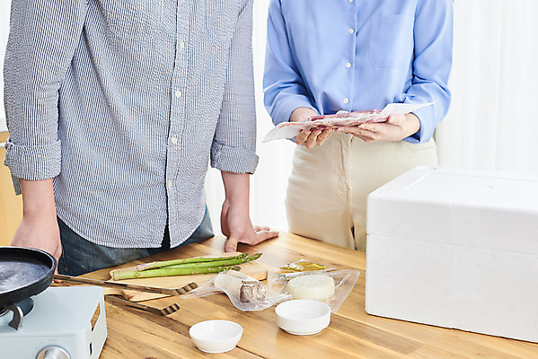 포토 JPG 여자 남자 음식 식재료 포장 양파 모바일 실내 들기 사람 상반신 20대 성인 두명 옆모습 상자 주방 버섯 한국인 소고기 확인 아스파라거스 온라인쇼핑 모바일쇼핑 성인만 새벽배송 밀키트 국내포토 뷰포인트 채소 모션 육류 동양인 청년 내부 쇼핑 배송 온라인 파일형식