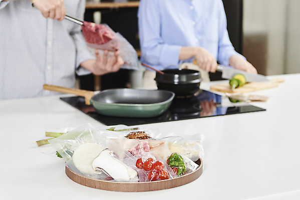 포토 JPG 여자 남자 음식 식재료 방울토마토 양파 실내 요리 들기 사람 상반신 20대 성인 두명 옆모습 주방 버섯 한국인 소고기 아스파라거스 애호박 요리준비 성인만 밀키트 국내포토 뷰포인트 토마토 채소 모션 호박 육류 동양인 청년 내부 준비 파일형식