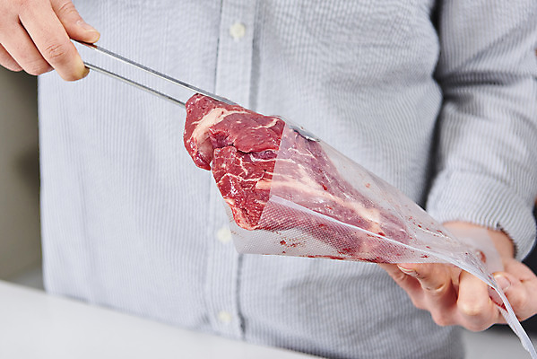 포토 JPG 남자 음식 식재료 포장 실내 집게 생고기 요리 한명 들기 사람 상반신 20대 성인 앞모습 주방 한국인 소고기 요리준비 성인남자한명만 밀키트 국내포토 1 뷰포인트 모션 육류 동양인 청년 내부 준비 남자한명만 성인남자만 파일형식