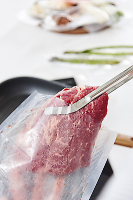 포토 JPG 음식 식재료 포장 실내 집게 생고기 요리 사람없음 주방 소고기 요리준비 밀키트 국내포토 육류 내부 준비 파일형식