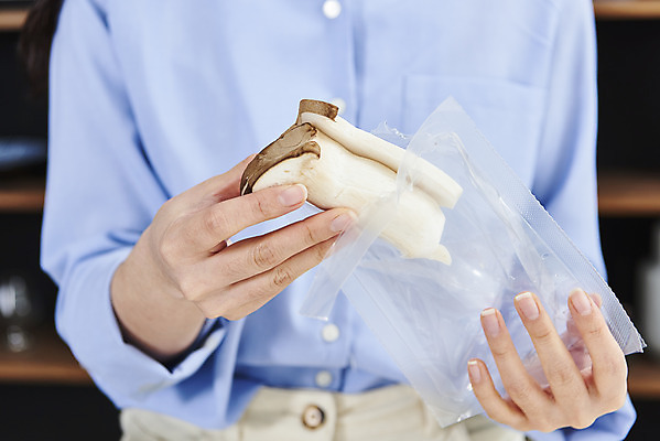 포토 JPG 여자 음식 식재료 포장 실내 한명 들기 사람 상반신 20대 성인 앞모습 주방 버섯 한국인 요리준비 성인여자한명만 밀키트 국내포토 1 뷰포인트 모션 동양인 청년 내부 준비 여자한명만 성인여자만 파일형식