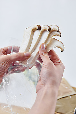 포토 JPG 손 여자 음식 식재료 포장 실내 한명 들기 사람 20대 성인 뒷모습 신체부위 주방 버섯 한국인 요리준비 성인여자한명만 밀키트 국내포토 1 뷰포인트 모션 동양인 청년 내부 준비 여자한명만 성인여자만 파일형식