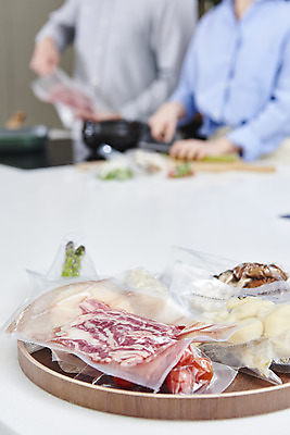 포토 JPG 여자 남자 음식 식재료 포장 쟁반 실내 마늘 사람 상반신 20대 성인 두명 옆모습 주방 버섯 한국인 소고기 아스파라거스 요리준비 성인만 밀키트 국내포토 뷰포인트 채소 육류 동양인 청년 내부 준비 파일형식