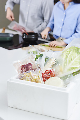 포토 JPG 여자 남자 음식 식재료 방울토마토 양파 실내 사람 상반신 20대 성인 두명 옆모습 상자 주방 버섯 한국인 소고기 배추 아스파라거스 요리준비 성인만 밀키트 국내포토 뷰포인트 토마토 채소 육류 동양인 청년 내부 준비 파일형식