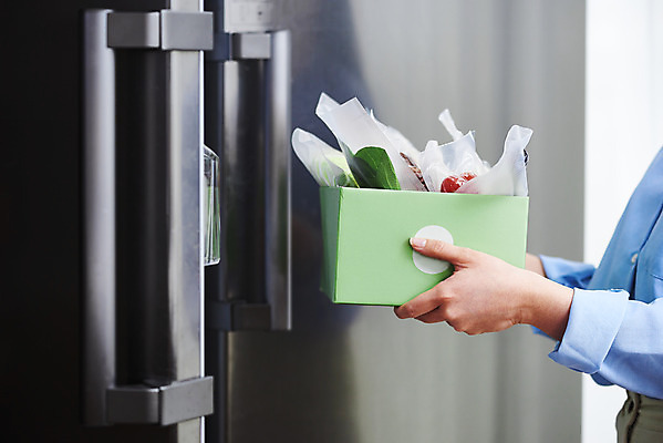 포토 JPG 손 여자 음식 식재료 포장 양파 실내 마늘 한명 들기 사람 20대 성인 옆모습 상자 주방 버섯 한국인 소고기 아스파라거스 냉장고 성인여자한명만 밀키트 국내포토 1 뷰포인트 채소 모션 육류 동양인 청년 내부 신체부위 가전제품 여자한명만 성인여자만 파일형식