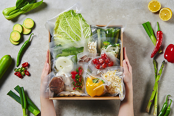 포토 JPG 스튜디오촬영 손 여자 음식 식재료 포장 방울토마토 회색배경 양파 모바일 파프리카 실내 마늘 한명 사람 20대 성인 앞모습 신체부위 상자 하이앵글 한국인 잡기 레몬 배추 모바일쇼핑 대파 성인여자한명만 플랫레이 밀키트 국내포토 1 뷰포인트 백그라운드 토마토 채소 과일 모션 동양인 청년 내부 회색 플랫 온라인쇼핑 파 여자한명만 성인여자만 파일형식