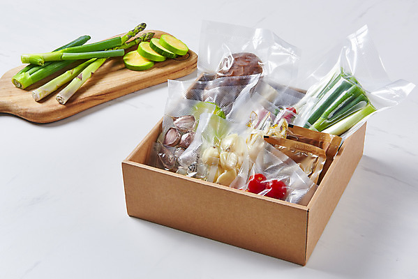 포토 JPG 스튜디오촬영 음식 식재료 포장 방울토마토 실내 마늘 사람없음 상자 양념 흰배경 아스파라거스 애호박 대파 나무도마 밀키트 국내포토 백그라운드 토마토 채소 호박 도마 내부 목재 흰색 파 파일형식