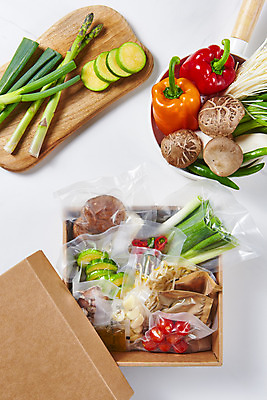 포토 JPG 스튜디오촬영 음식 식재료 포장 방울토마토 실내 마늘 사람없음 상자 하이앵글 양념 흰배경 아스파라거스 애호박 대파 나무도마 플랫레이 새벽배송 밀키트 국내포토 뷰포인트 백그라운드 토마토 채소 호박 도마 내부 목재 흰색 플랫 배송 파 파일형식