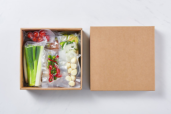 포토 JPG 스튜디오촬영 음식 식재료 포장 방울토마토 고추 실내 마늘 사람없음 상자 하이앵글 버섯 흰배경 애호박 대파 밀키트 국내포토 뷰포인트 백그라운드 토마토 채소 호박 내부 흰색 파 파일형식