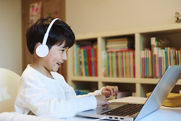 포토 JPG 학생 교육 남자 어린이라이프 어린이 수업 실내 한명 웃음 앉기 소년 상반신 옆모습 노트북 헤드셋 한국인 온라인강의 소년한명만 원격수업 온택트 랜선라이프 국내포토 1 라이프스타일 뷰포인트 음향기기 모션 표정 사람 동양인 내부 전자제품 헤드폰 강의 원격 남자한명만 소년만 파일형식 언택트