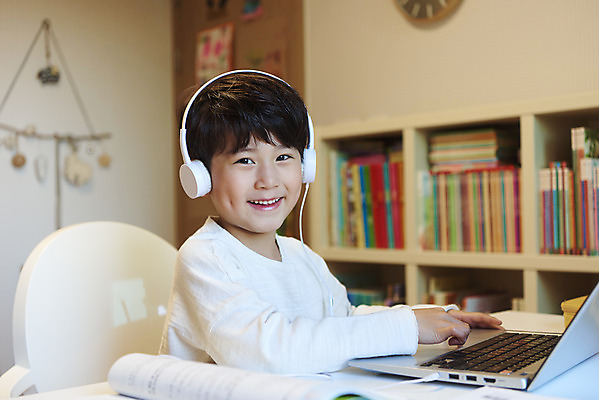 포토 JPG 학생 교육 남자 어린이라이프 어린이 수업 실내 한명 웃음 앉기 소년 상반신 옆모습 노트북 헤드셋 한국인 온라인강의 소년한명만 원격수업 랜선라이프 국내포토 1 라이프스타일 뷰포인트 음향기기 모션 표정 사람 동양인 내부 전자제품 헤드폰 강의 원격 남자한명만 소년만 파일형식 언택트