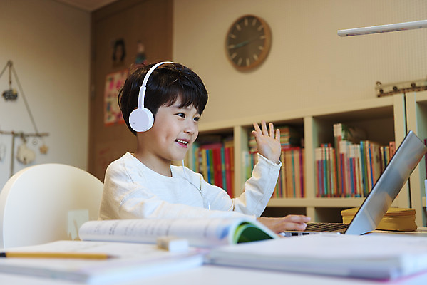 포토 JPG 학생 교육 남자 어린이라이프 어린이 수업 실내 한명 미소 앉기 소년 상반신 옆모습 책 노트북 손들기 헤드셋 한국인 인사 온라인강의 소년한명만 원격수업 온택트 랜선라이프 국내포토 1 라이프스타일 뷰포인트 음향기기 모션 표정 사람 동양인 내부 전자제품 헤드폰 예절 강의 원격 남자한명만 소년만 파일형식 언택트