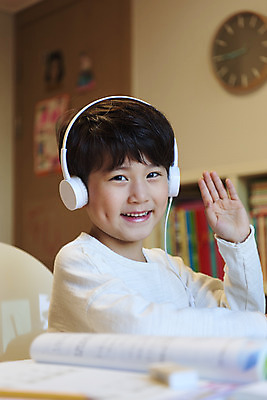 포토 JPG 학생 교육 남자 어린이라이프 어린이 수업 실내 한명 미소 앉기 소년 상반신 옆모습 노트북 손들기 헤드셋 한국인 온라인강의 소년한명만 원격수업 온택트 랜선라이프 국내포토 1 라이프스타일 뷰포인트 음향기기 모션 표정 사람 동양인 내부 전자제품 헤드폰 강의 원격 남자한명만 소년만 파일형식 언택트