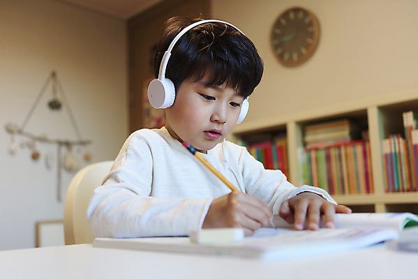 포토 JPG 학생 교육 남자 어린이라이프 어린이 수업 실내 한명 앉기 소년 상반신 옆모습 책 연필 헤드셋 한국인 잡기 온라인강의 소년한명만 원격수업 온택트 랜선라이프 국내포토 1 라이프스타일 뷰포인트 음향기기 모션 학용품 사람 동양인 내부 필기구 헤드폰 강의 원격 남자한명만 소년만 파일형식 언택트
