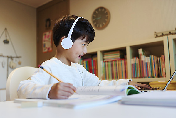 포토 JPG 학생 교육 남자 어린이라이프 어린이 수업 실내 한명 앉기 소년 상반신 옆모습 책 노트북 연필 헤드셋 한국인 잡기 온라인강의 소년한명만 원격수업 온택트 랜선라이프 국내포토 1 라이프스타일 뷰포인트 음향기기 모션 학용품 사람 동양인 내부 전자제품 필기구 헤드폰 강의 원격 남자한명만 소년만 파일형식 언택트