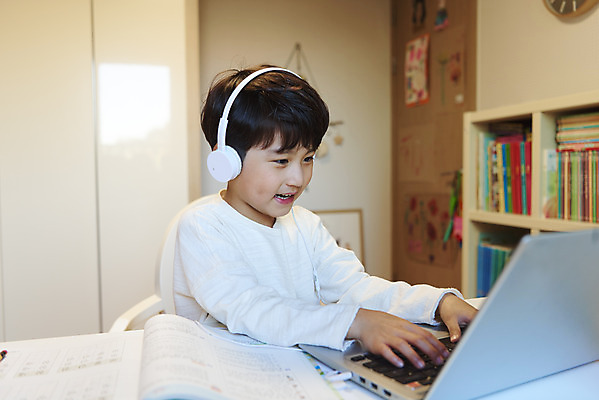 포토 JPG 학생 교육 남자 어린이라이프 어린이 수업 실내 한명 미소 앉기 소년 상반신 옆모습 노트북 헤드셋 한국인 온라인강의 소년한명만 원격수업 온택트 랜선라이프 국내포토 1 라이프스타일 뷰포인트 음향기기 모션 표정 사람 동양인 내부 전자제품 헤드폰 강의 원격 남자한명만 소년만 파일형식 언택트