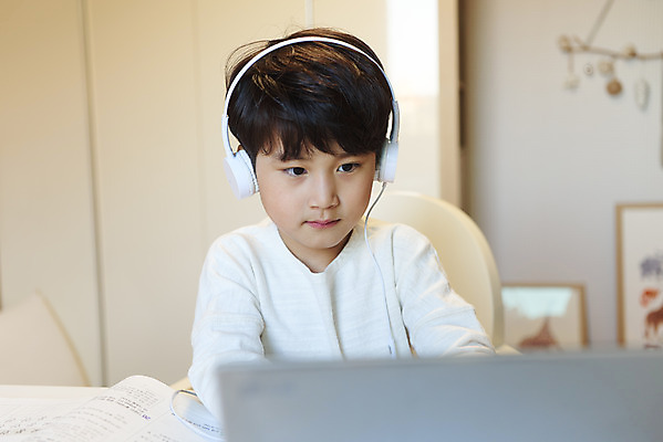 포토 JPG 학생 응시 교육 남자 어린이라이프 어린이 수업 실내 한명 앉기 소년 상반신 앞모습 노트북 헤드셋 한국인 온라인강의 소년한명만 원격수업 온택트 랜선라이프 국내포토 1 라이프스타일 시선 뷰포인트 음향기기 모션 사람 동양인 내부 전자제품 헤드폰 강의 원격 남자한명만 소년만 파일형식 언택트