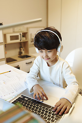 포토 JPG 학생 교육 남자 어린이라이프 어린이 수업 실내 한명 미소 앉기 소년 상반신 옆모습 노트북 헤드셋 한국인 온라인강의 소년한명만 원격수업 온택트 랜선라이프 국내포토 1 라이프스타일 뷰포인트 음향기기 모션 표정 사람 동양인 내부 전자제품 헤드폰 강의 원격 남자한명만 소년만 파일형식 언택트