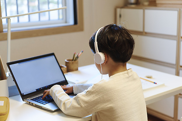 포토 JPG 학생 교육 남자 어린이라이프 어린이 수업 실내 한명 앉기 소년 상반신 뒷모습 노트북 헤드셋 한국인 온라인강의 소년한명만 원격수업 온택트 랜선라이프 국내포토 1 라이프스타일 뷰포인트 음향기기 모션 사람 동양인 내부 전자제품 헤드폰 강의 원격 남자한명만 소년만 파일형식 언택트