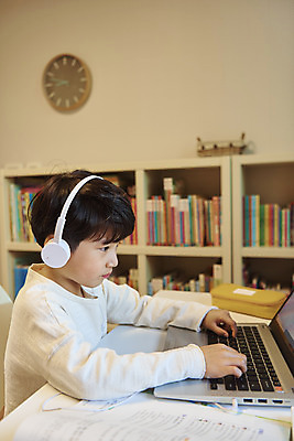 포토 JPG 학생 교육 남자 어린이라이프 어린이 수업 실내 한명 앉기 소년 상반신 옆모습 노트북 헤드셋 한국인 온라인강의 소년한명만 원격수업 온택트 랜선라이프 국내포토 1 라이프스타일 뷰포인트 음향기기 모션 사람 동양인 내부 전자제품 헤드폰 강의 원격 남자한명만 소년만 파일형식 언택트