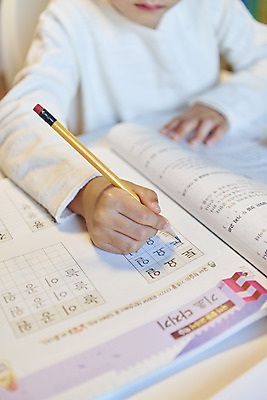 포토 JPG 학생 손 교육 남자 어린이라이프 어린이 수업 실내 한명 앉기 소년 앞모습 책 연필 한국인 기록 잡기 교과서 온라인강의 소년한명만 원격수업 온택트 랜선라이프 국내포토 1 라이프스타일 뷰포인트 모션 학용품 교재 사람 동양인 내부 신체부위 필기구 강의 원격 남자한명만 소년만 파일형식 언택트