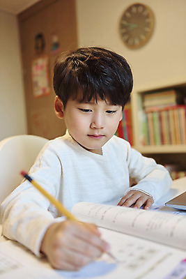 포토 JPG 학생 응시 교육 남자 어린이라이프 어린이 수업 실내 한명 앉기 소년 상반신 옆모습 책 연필 한국인 기록 잡기 교과서 온라인강의 소년한명만 원격수업 온택트 랜선라이프 국내포토 1 라이프스타일 시선 뷰포인트 모션 학용품 교재 사람 동양인 내부 필기구 강의 원격 남자한명만 소년만 파일형식 언택트