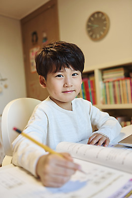 포토 JPG 학생 교육 남자 어린이라이프 어린이 수업 실내 한명 미소 앉기 소년 상반신 옆모습 책 한국인 잡기 교과서 온라인강의 소년한명만 원격수업 온택트 랜선라이프 국내포토 1 라이프스타일 뷰포인트 모션 교재 표정 사람 동양인 내부 강의 원격 남자한명만 소년만 파일형식 언택트