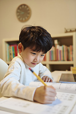 포토 JPG 학생 교육 남자 어린이라이프 어린이 수업 실내 한명 앉기 소년 상반신 옆모습 책 연필 한국인 기록 잡기 교과서 온라인강의 소년한명만 원격수업 온택트 랜선라이프 국내포토 1 라이프스타일 뷰포인트 모션 학용품 교재 사람 동양인 내부 필기구 강의 원격 남자한명만 소년만 파일형식 언택트