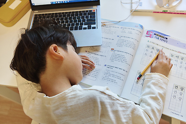 포토 JPG 교육 남자 어린이라이프 초등학생 어린이 엎드리기 수업 실내 한명 사람 앉기 소년 상반신 뒷모습 책 노트북 연필 한국인 지루함 교과서 온라인강의 홈스쿨 소년한명만 원격수업 온택트 랜선라이프 언스쿨링 국내포토 1 학생 라이프스타일 감정 뷰포인트 모션 학용품 교재 동양인 내부 전자제품 필기구 강의 원격 남자한명만 소년만 파일형식 언택트