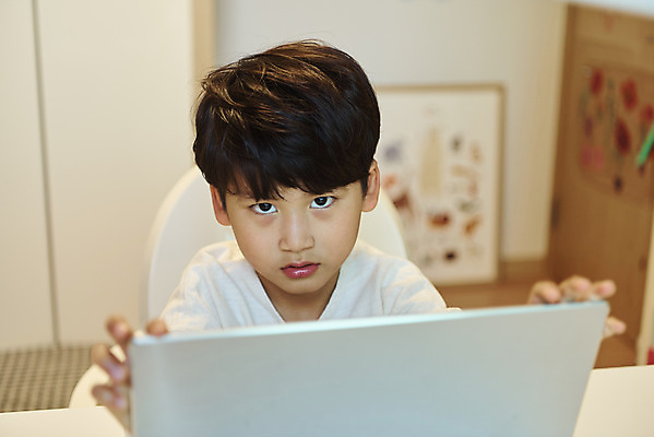 포토 JPG 교육 남자 어린이라이프 초등학생 어린이 수업 실내 한명 사람 앉기 소년 상반신 앞모습 노트북 한국인 잡기 지루함 노려봄 온라인강의 홈스쿨 소년한명만 원격수업 온택트 랜선라이프 국내포토 1 학생 라이프스타일 감정 뷰포인트 모션 표정 동양인 내부 전자제품 강의 원격 남자한명만 소년만 파일형식 언택트