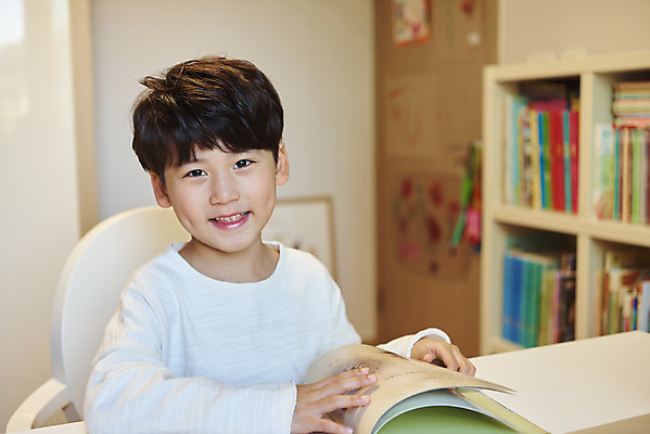 포토 JPG 교육 남자 어린이라이프 초등학생 어린이 수업 실내 한명 미소 사람 앉기 소년 상반신 앞모습 책 한국인 잡기 교과서 온라인강의 홈스쿨 소년한명만 원격수업 온택트 랜선라이프 언스쿨링 국내포토 1 학생 라이프스타일 뷰포인트 모션 교재 표정 동양인 내부 강의 원격 남자한명만 소년만 파일형식 언택트