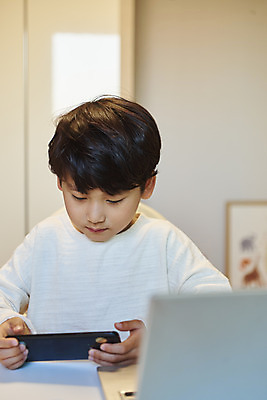 포토 JPG 응시 교육 남자 어린이라이프 초등학생 어린이 수업 실내 한명 들기 사람 앉기 소년 상반신 앞모습 스마트폰 한국인 딴짓 온라인강의 홈스쿨 소년한명만 원격수업 온택트 랜선라이프 국내포토 1 학생 라이프스타일 시선 뷰포인트 모션 동양인 내부 핸드폰 스마트기기 강의 원격 남자한명만 소년만 파일형식 언택트