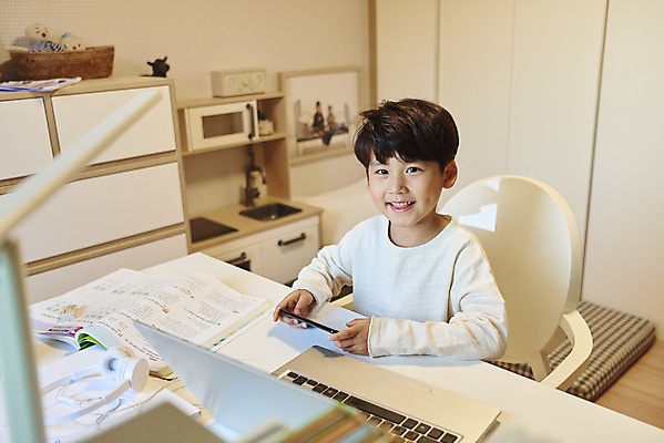 포토 JPG 교육 남자 어린이라이프 초등학생 어린이 수업 실내 한명 미소 사람 앉기 소년 상반신 옆모습 노트북 스마트폰 한국인 딴짓 온라인강의 홈스쿨 소년한명만 원격수업 온택트 랜선라이프 국내포토 1 학생 라이프스타일 뷰포인트 모션 표정 동양인 내부 전자제품 핸드폰 스마트기기 강의 원격 남자한명만 소년만 파일형식 언택트