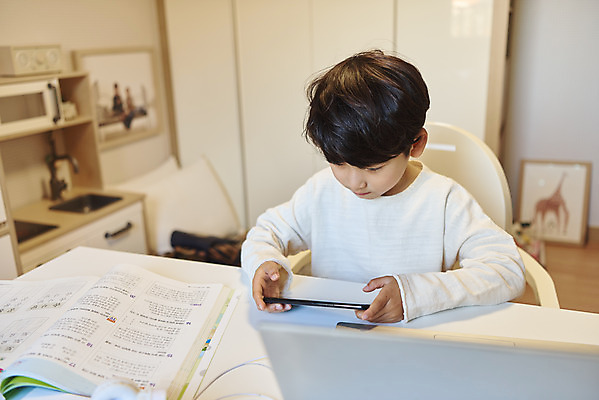포토 JPG 교육 남자 어린이라이프 초등학생 어린이 수업 실내 한명 들기 사람 앉기 소년 상반신 옆모습 책 스마트폰 한국인 딴짓 온라인강의 홈스쿨 소년한명만 내려보기 원격수업 온택트 랜선라이프 국내포토 1 학생 라이프스타일 뷰포인트 모션 동양인 내부 핸드폰 스마트기기 강의 원격 남자한명만 소년만 파일형식 언택트