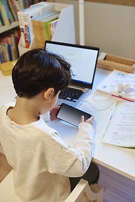 포토 JPG 교육 남자 어린이라이프 초등학생 어린이 수업 실내 한명 들기 사람 앉기 소년 상반신 뒷모습 책 노트북 스마트폰 한국인 딴짓 온라인강의 홈스쿨 소년한명만 원격수업 온택트 랜선라이프 국내포토 1 학생 라이프스타일 뷰포인트 모션 동양인 내부 전자제품 핸드폰 스마트기기 강의 원격 남자한명만 소년만 파일형식 언택트