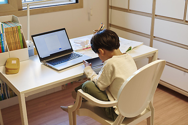 포토 JPG 교육 남자 어린이라이프 초등학생 어린이 의자 수업 실내 한명 들기 사람 앉기 소년 상반신 뒷모습 노트북 스마트폰 한국인 책상 열중 딴짓 온라인강의 홈스쿨 소년한명만 원격수업 온택트 랜선라이프 국내포토 1 학생 라이프스타일 뷰포인트 가구 모션 동양인 내부 전자제품 핸드폰 스마트기기 강의 원격 남자한명만 소년만 파일형식 언택트