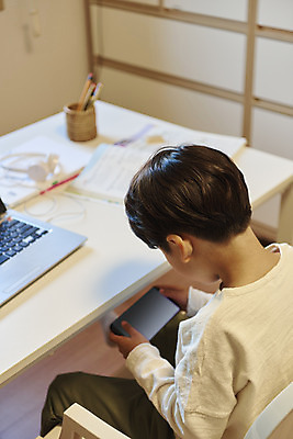 포토 JPG 교육 남자 어린이라이프 초등학생 어린이 수업 실내 한명 들기 사람 앉기 소년 상반신 뒷모습 스마트폰 한국인 딴짓 온라인강의 홈스쿨 소년한명만 내려보기 원격수업 온택트 랜선라이프 국내포토 1 학생 라이프스타일 뷰포인트 모션 동양인 내부 핸드폰 스마트기기 강의 원격 남자한명만 소년만 파일형식 언택트