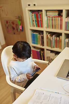 포토 JPG 교육 남자 어린이라이프 초등학생 어린이 수업 책장 실내 한명 들기 사람 앉기 소년 상반신 옆모습 스마트폰 한국인 딴짓 온라인강의 홈스쿨 소년한명만 내려보기 원격수업 온택트 랜선라이프 국내포토 1 학생 라이프스타일 뷰포인트 가구 모션 동양인 내부 핸드폰 스마트기기 강의 원격 남자한명만 소년만 파일형식 언택트