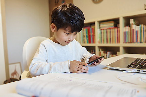 포토 JPG 교육 남자 어린이라이프 초등학생 어린이 수업 실내 고개숙이기 한명 들기 사람 앉기 소년 상반신 옆모습 스마트폰 한국인 딴짓 온라인강의 홈스쿨 소년한명만 원격수업 온택트 랜선라이프 국내포토 1 학생 라이프스타일 뷰포인트 모션 숙이기 동양인 내부 핸드폰 스마트기기 강의 원격 남자한명만 소년만 파일형식 언택트