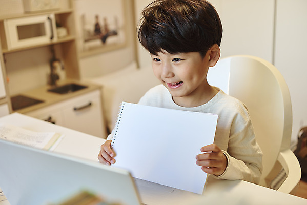 포토 JPG 교육 남자 어린이라이프 초등학생 어린이 수업 실내 한명 웃음 들기 사람 앉기 소년 상반신 한국인 발표 스케치북 온라인강의 홈스쿨 소년한명만 원격수업 온택트 랜선라이프 언스쿨링 국내포토 1 학생 라이프스타일 모션 학용품 표정 동양인 내부 강의 원격 남자한명만 소년만 파일형식 언택트