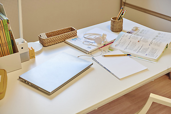 포토 JPG 교육 어린이라이프 수업 실내 사람없음 노트북 연필 헤드셋 책상 스케치북 교과서 문제집 온라인강의 홈스쿨 원격수업 온택트 랜선라이프 국내포토 라이프스타일 어린이 음향기기 가구 학용품 교재 내부 책 전자제품 필기구 헤드폰 강의 원격 파일형식 언택트