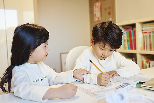 포토 JPG 여자 교육 남자 어린이라이프 초등학생 어린이 수업 실내 남매 서기 사람 앉기 소녀 소년 상반신 두명 앞모습 옆모습 한국인 기록 잡기 교과서 여동생 방해 귀찮음 온라인강의 홈스쿨 어린이만 원격수업 온택트 랜선라이프 언스쿨링 국내포토 학생 라이프스타일 뷰포인트 컨셉 가족 모션 교재 동양인 내부 강의 동생 원격 파일형식 언택트