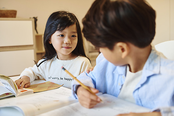 포토 JPG 여자 교육 남자 어린이라이프 초등학생 어린이 수업 실내 남매 서기 미소 사람 앉기 소녀 소년 상반신 두명 앞모습 한국인 여동생 방해 온라인강의 홈스쿨 어린이만 원격수업 온택트 랜선라이프 국내포토 학생 라이프스타일 뷰포인트 컨셉 가족 모션 표정 동양인 내부 강의 동생 원격 파일형식 언택트