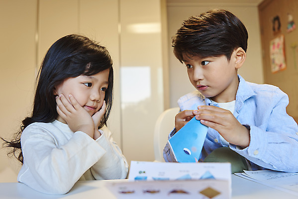 포토 JPG 응시 여자 교육 남자 어린이라이프 초등학생 어린이 수업 실내 남매 서기 사람 앉기 소녀 소년 상반신 두명 옆모습 턱괴기 한국인 잡기 종이접기 여동생 온라인강의 홈스쿨 어린이만 원격수업 온택트 랜선라이프 국내포토 학생 라이프스타일 시선 종이 뷰포인트 가족 모션 동양인 내부 강의 동생 원격 접기 파일형식 언택트