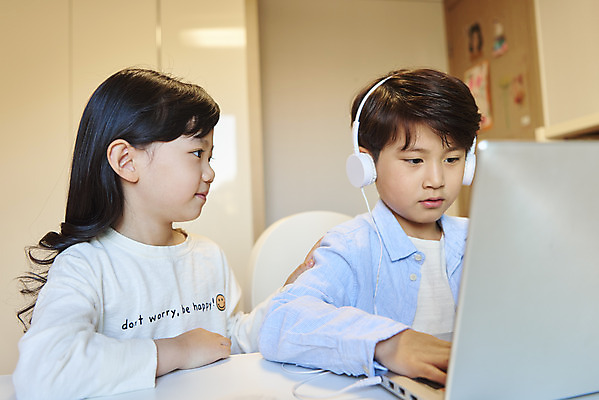 포토 JPG 응시 여자 교육 남자 어린이라이프 초등학생 어린이 수업 실내 남매 서기 사람 앉기 소녀 소년 상반신 두명 옆모습 노트북 헤드셋 한국인 여동생 방해 온라인강의 홈스쿨 어린이만 원격수업 온택트 랜선라이프 언스쿨링 국내포토 학생 라이프스타일 시선 뷰포인트 음향기기 컨셉 가족 모션 동양인 내부 전자제품 헤드폰 강의 동생 원격 파일형식 언택트
