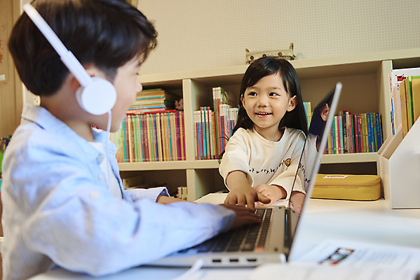 포토 JPG 응시 여자 교육 남자 어린이라이프 초등학생 어린이 수업 실내 남매 서기 미소 사람 앉기 소녀 소년 상반신 두명 앞모습 옆모습 노트북 헤드셋 한국인 여동생 방해 온라인강의 홈스쿨 어린이만 원격수업 온택트 랜선라이프 언스쿨링 국내포토 학생 라이프스타일 시선 뷰포인트 음향기기 컨셉 가족 모션 표정 동양인 내부 전자제품 헤드폰 강의 동생 원격 파일형식 언택트