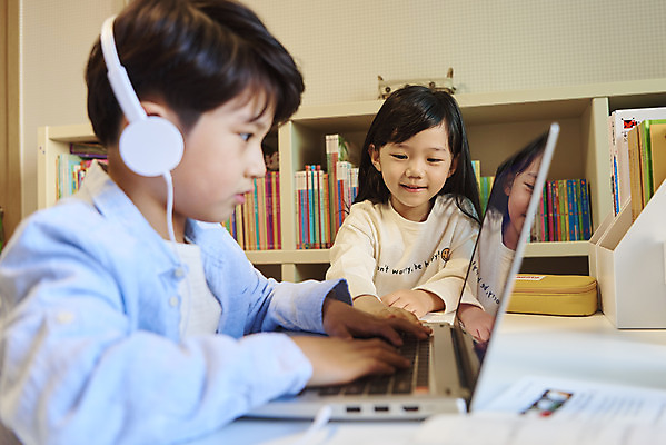 포토 JPG 여자 교육 남자 어린이라이프 초등학생 어린이 수업 실내 남매 서기 사람 앉기 소녀 소년 상반신 두명 앞모습 옆모습 노트북 헤드셋 한국인 여동생 방해 온라인강의 홈스쿨 어린이만 원격수업 온택트 랜선라이프 언스쿨링 국내포토 학생 라이프스타일 뷰포인트 음향기기 컨셉 가족 모션 동양인 내부 전자제품 헤드폰 강의 동생 원격 파일형식 언택트