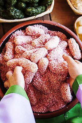 포토 JPG 손 실내 한명 신체부위 전라남도 특산물 한과 다과 담양 유과 국내포토 1 디저트 사람 내부 전통음식 전라도 파일형식