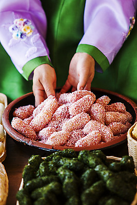 포토 JPG 손 실내 한명 신체부위 전라남도 특산물 한과 다과 담양 유과 국내포토 1 디저트 사람 내부 전통음식 전라도 파일형식